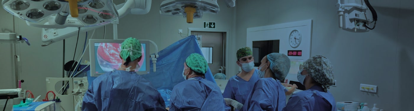 Equipo médico en quirófano